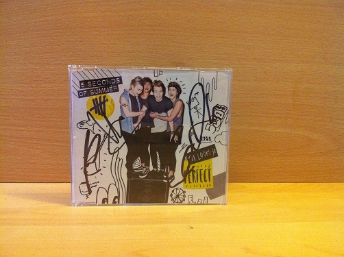 Luke Hemmings, Ashton Irwin, Calum Hood, Michael Clifford – 5 Seconds of Summer Signed CD Single Cover
